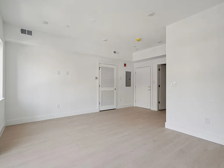 2400 W Montgomery Ave — Photo 12