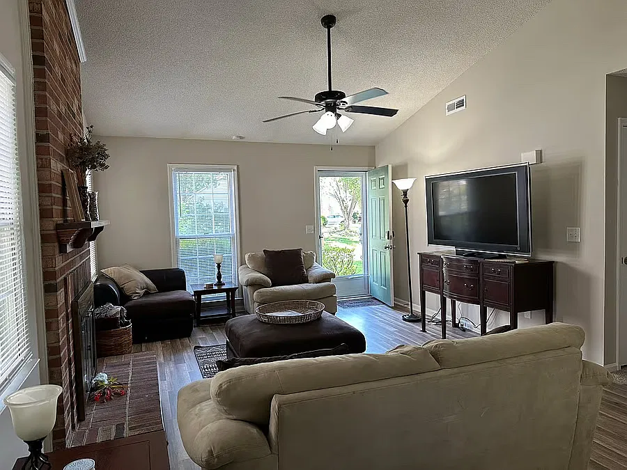3 bed, 1250 sqft, $3,250 — Photo 2