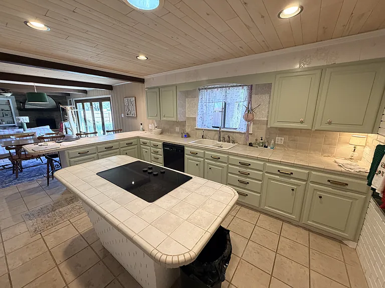 2601 Oxford Ave — Photo 3