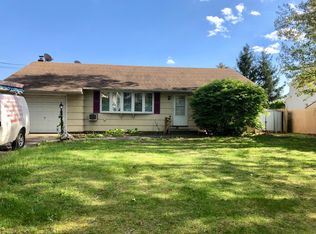 90 Sinn St, Patchogue, NY 11772