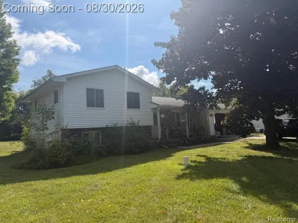 114 Crooked Limb Dr, Lapeer, MI 48446
