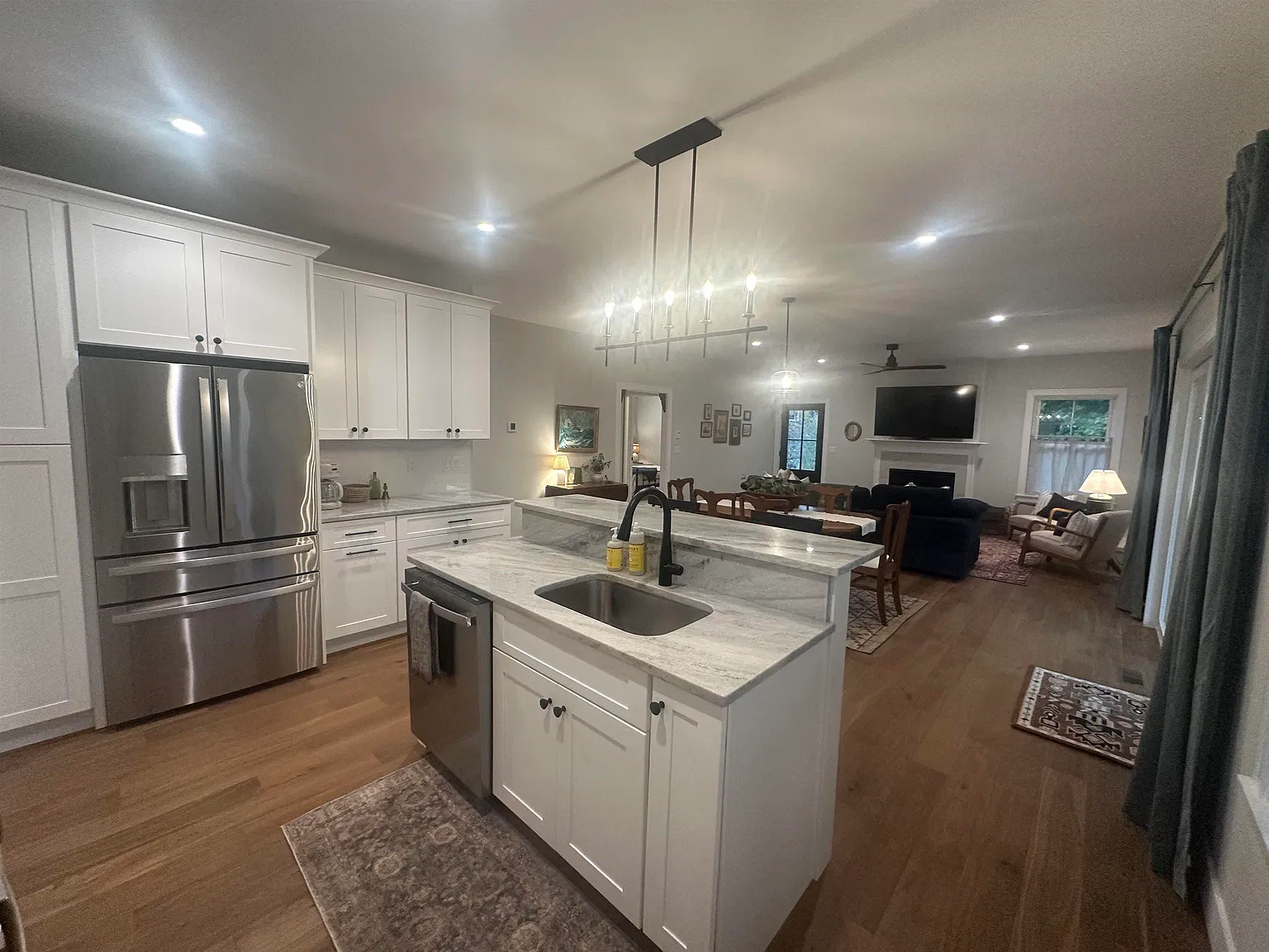 3 bed, 2.0 bath, 1500 sqft, $3,900 — Photo 2