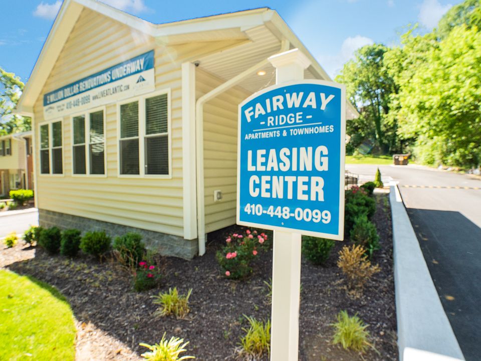 Fairway Ridge Apartments and Townhomes 4998 W Forest Park Ave