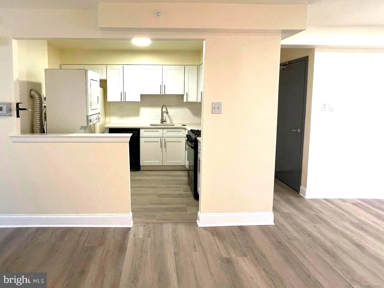 2 bed, 1.0 bath, 800 sqft, $1,600 — Photo 4