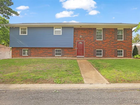 921 Borri Dr, Maryville, IL 62062