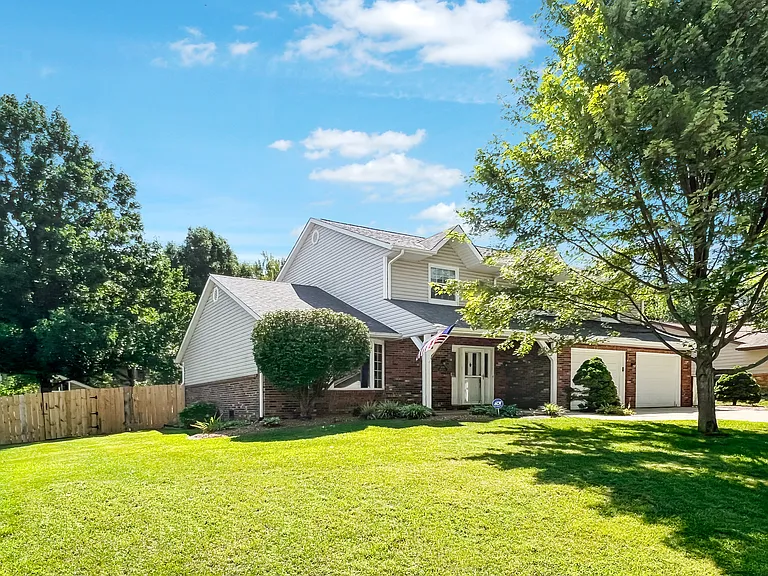 1026 Woodleaf Dr — Photo 3