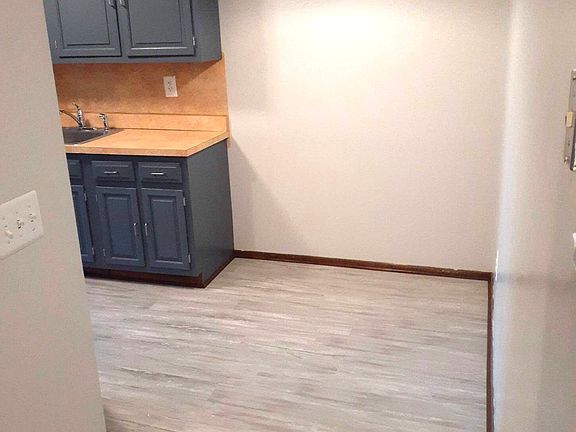 Picture is of a similar unit: eat-in kitchen area