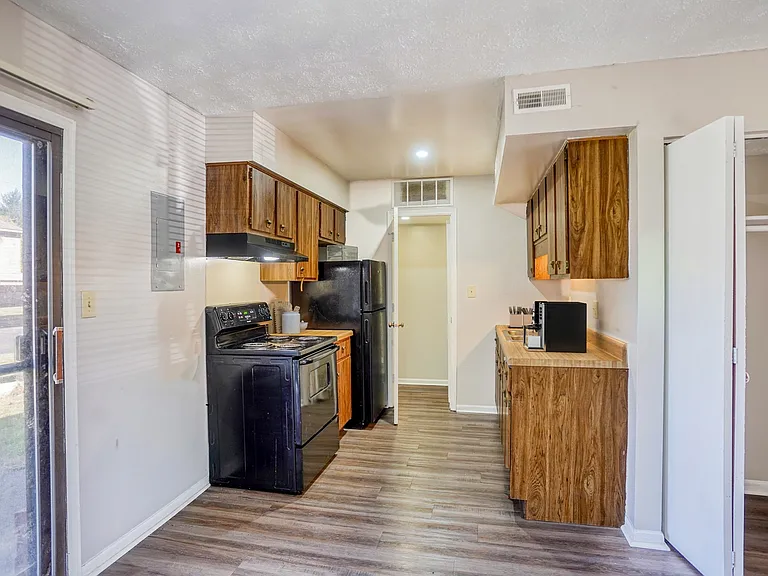 Waterford Apartments — Photo 11