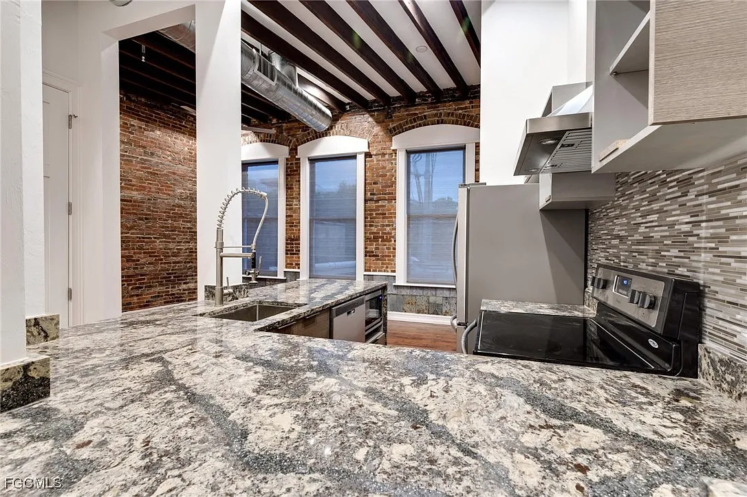 2 bed, 2.0 bath, 900 sqft, $2,300 — Photo 4