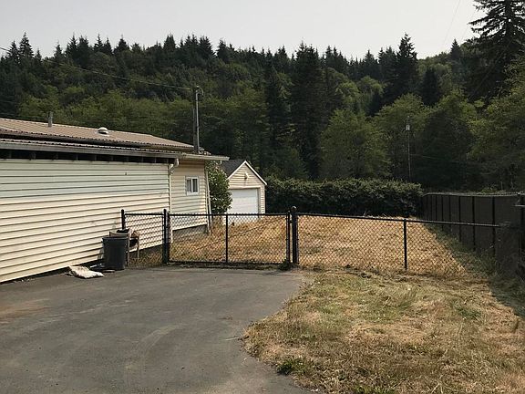 3rd image of 607 N Deer Dr