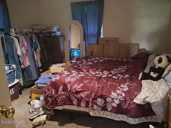 2nd image of 827 W Chestnut St