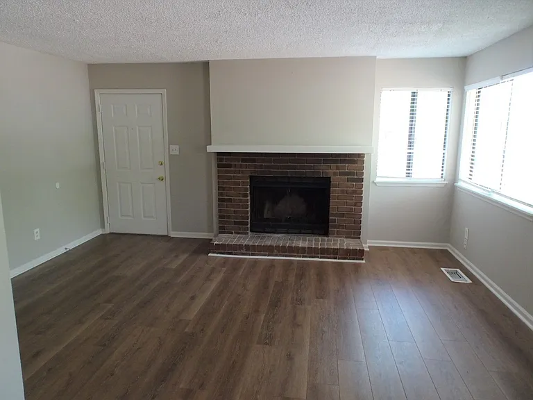 13-15 Oakmount Dr — Photo 2