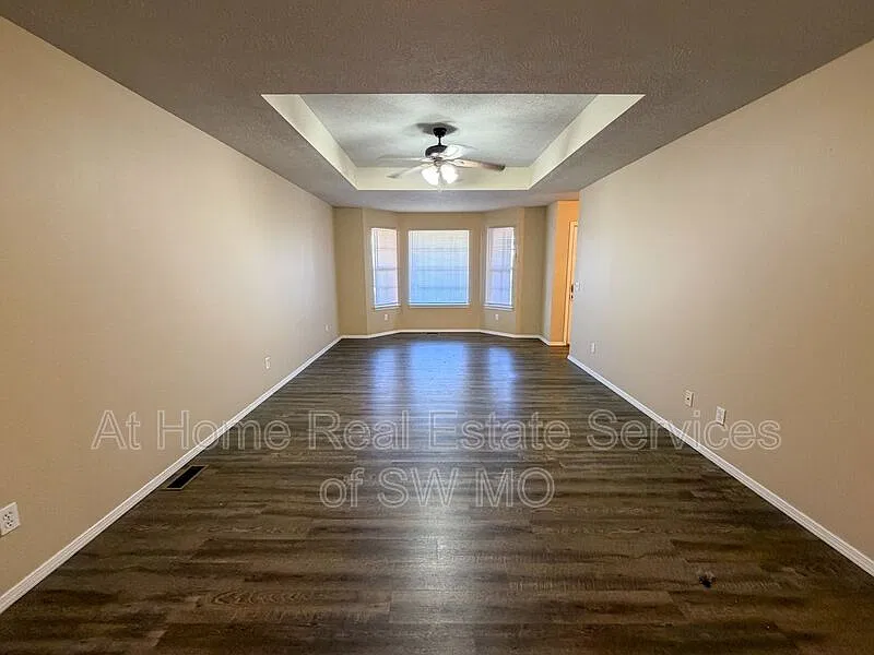 3 bed, 2.0 bath, 1559 sqft, $1,330 — Photo 2