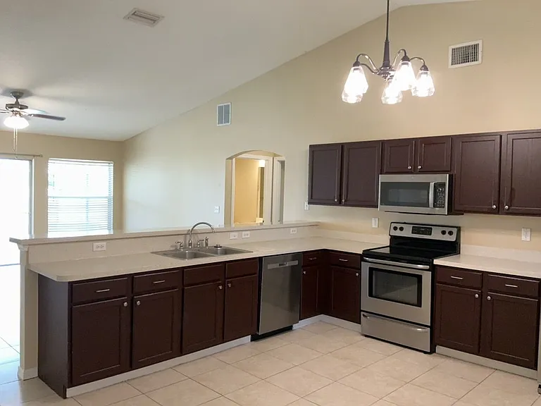 2538 SW Dawn St — Photo 3