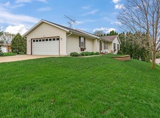 302 Hillside Cir, Johnson Creek, WI 53038