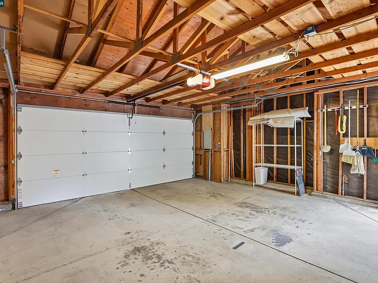 177 Northwood Cmns — Photo 32