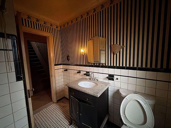 3rd image of 15775 Ward St