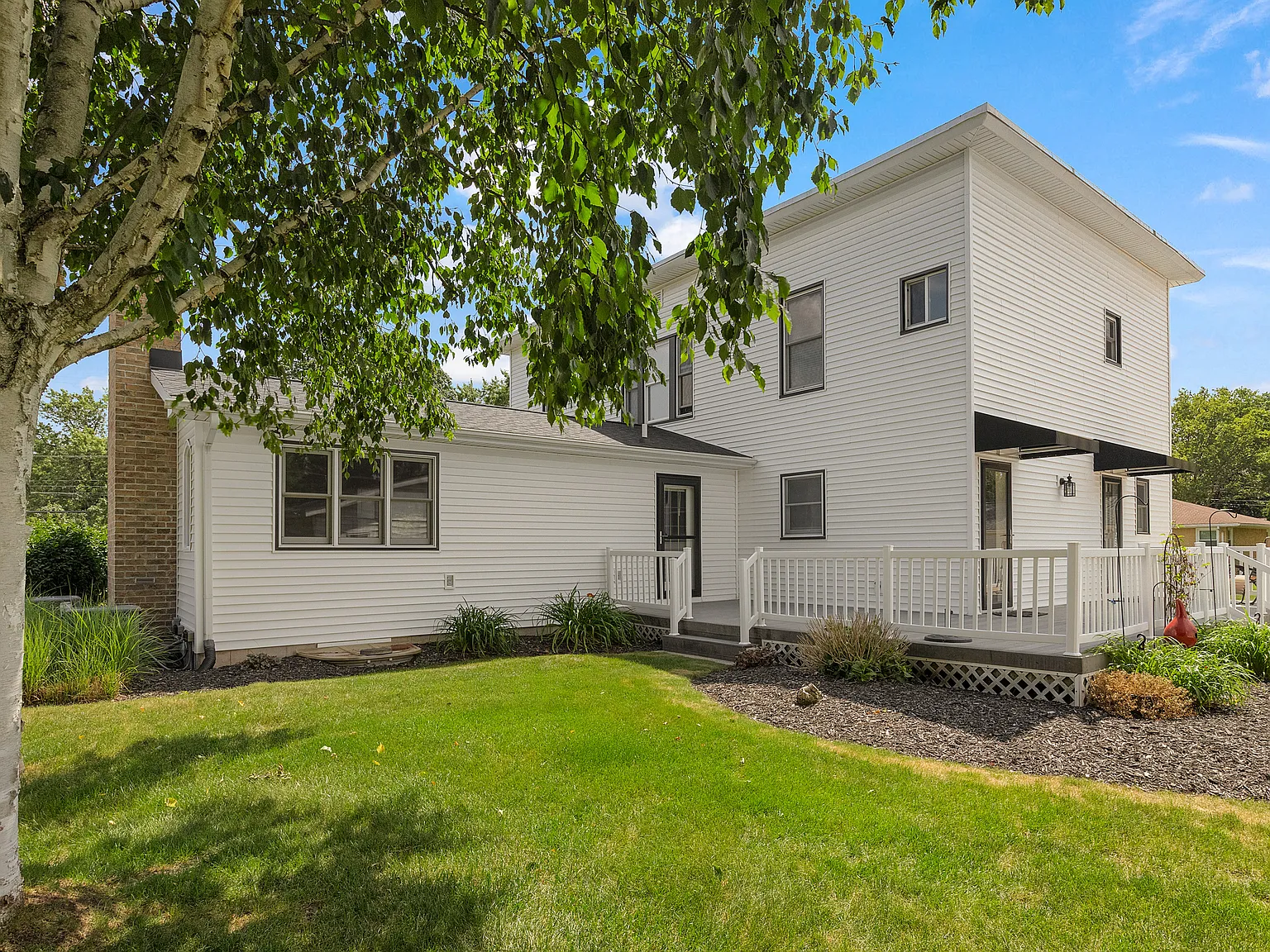 3 bed, 2016 sqft, $2,400 — Photo 4