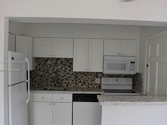 2nd image of 601 SE 5th Ct APT 301