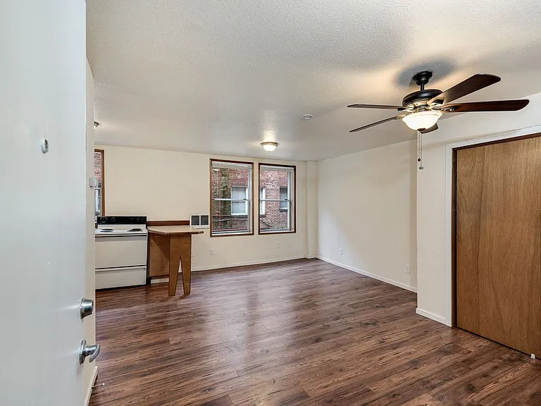 Abbottsford Apartments — Photo 110