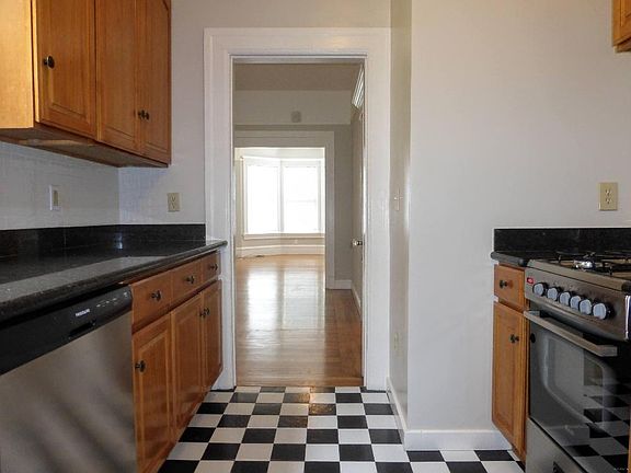 3rd image of 535 Ashbury St #3