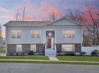 15 Nicki Laine Cir, Stratford, CT 06614