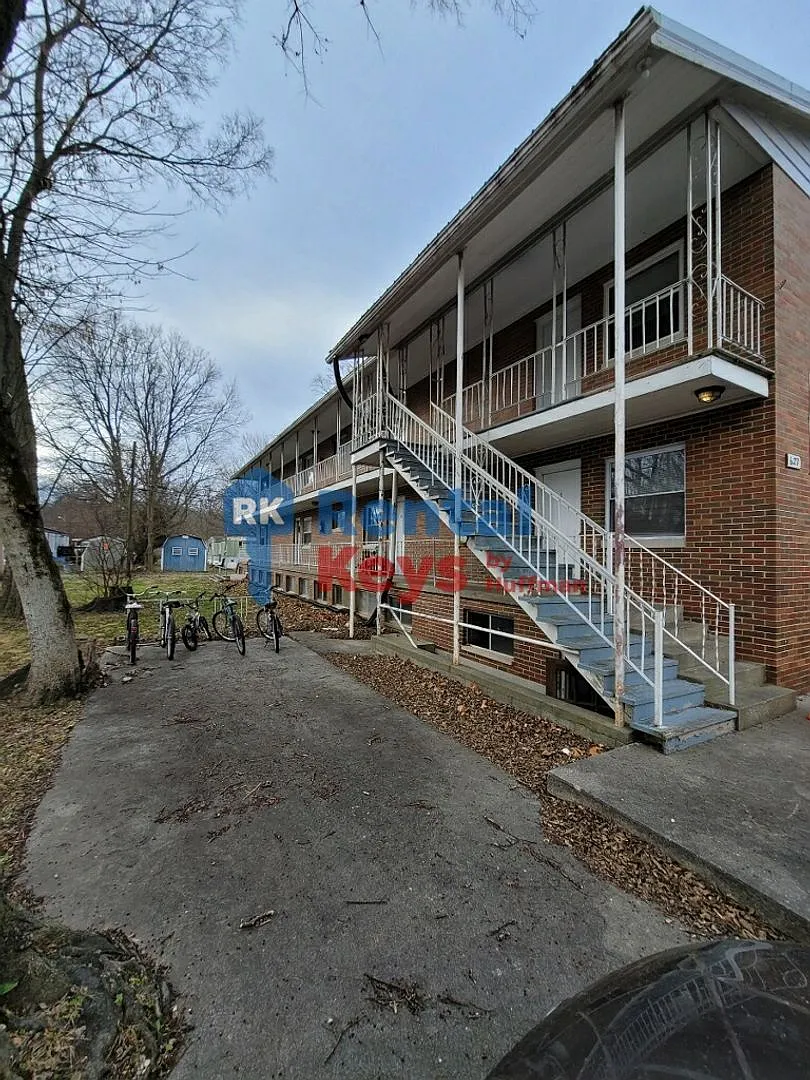 627 Frederick St — Photo 2