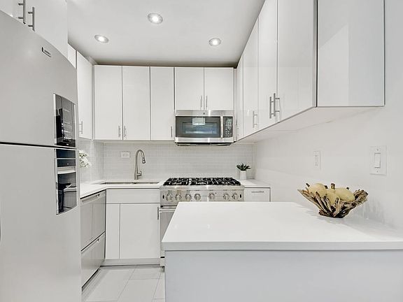 3rd image of 420 E 64th St APT W8g