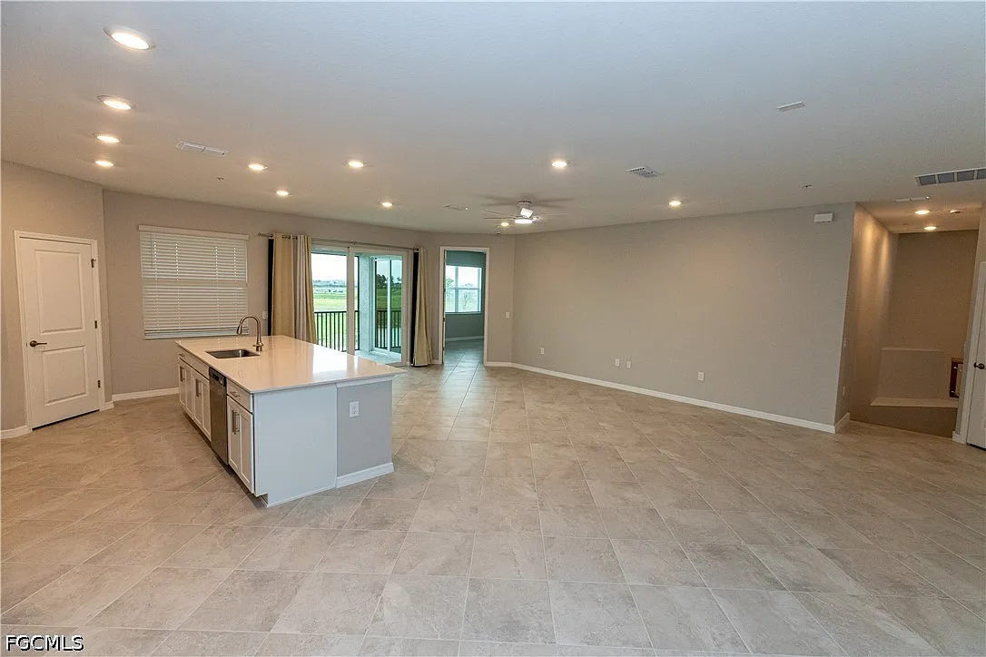3 bed, 2.0 bath, 2110 sqft, $2,500 — Photo 4