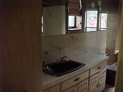 5th image of 218 SOUTHBRIDGE DR