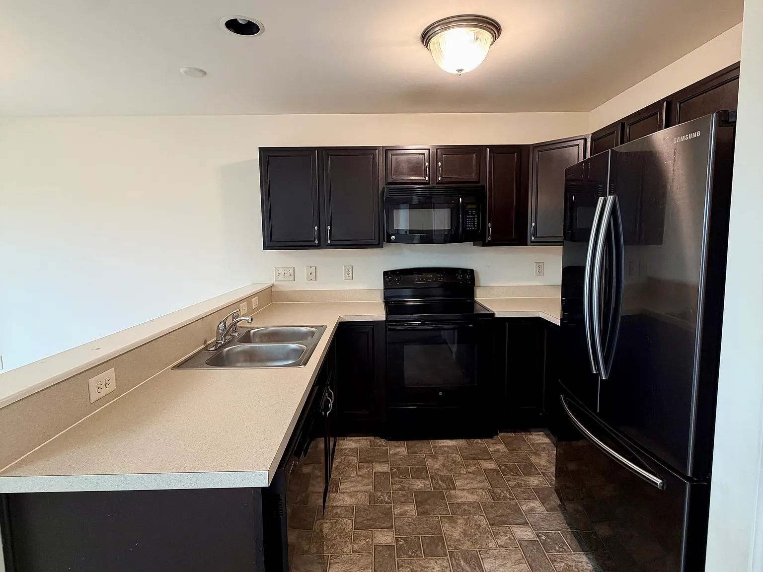 2 bed, 1672 sqft, $1,975 — Photo 4