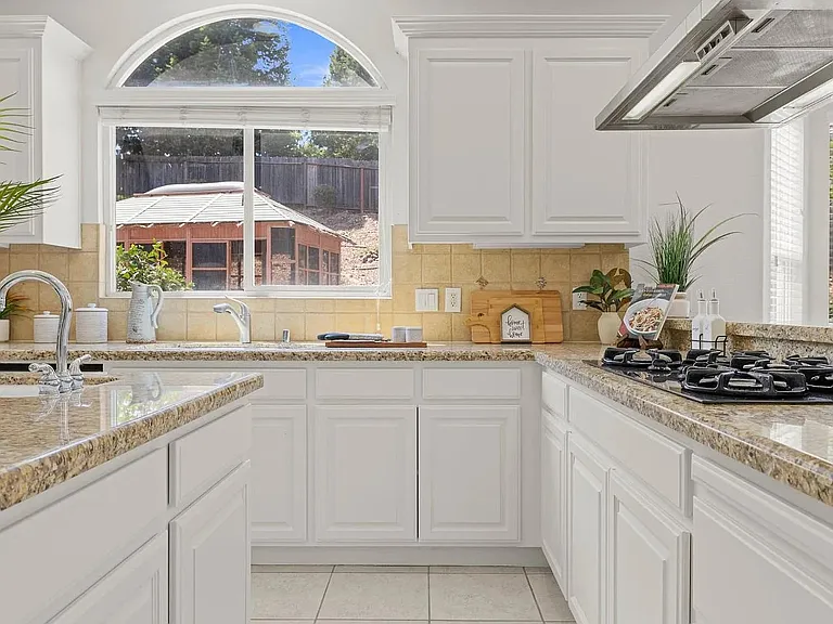 4066 Plateau Cir — Photo 23