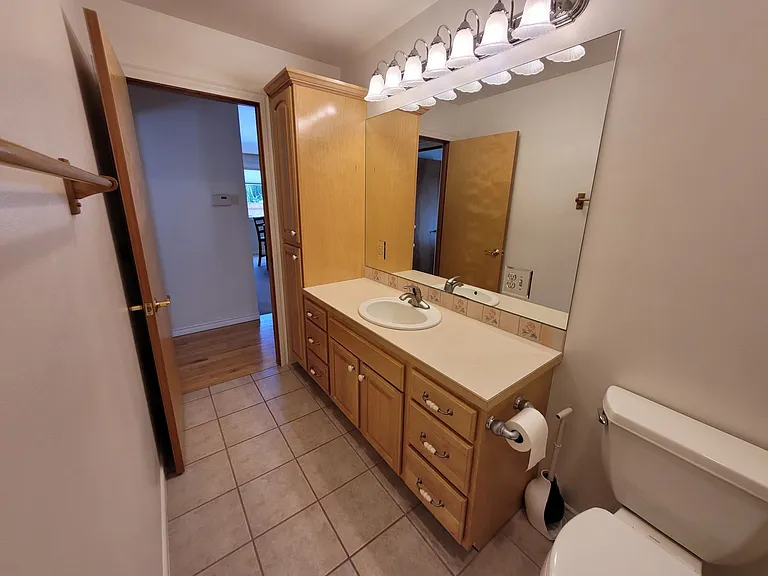 625 1/2 Marine Dr — Photo 18
