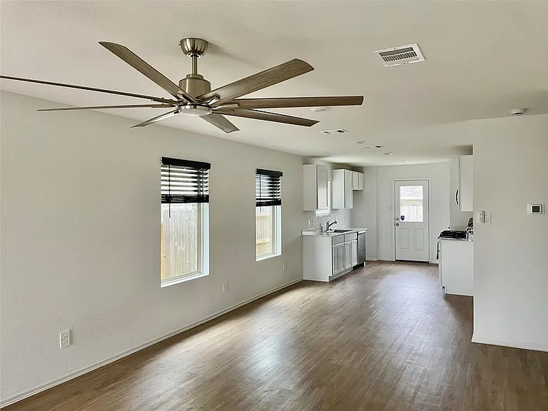 221 Crystal Bay Ln — Photo 3