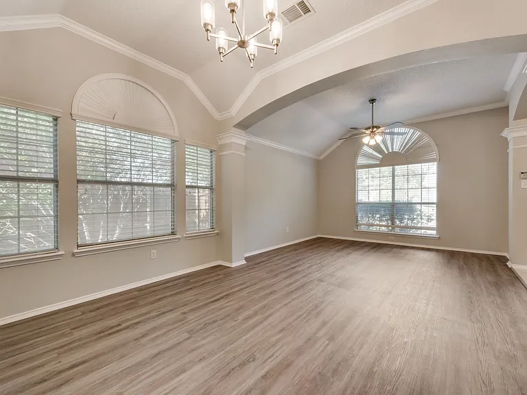 806 Ashley Ln — Photo 3