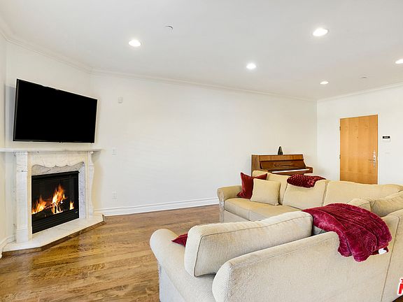5th image of 1710 Granville Ave APT 10