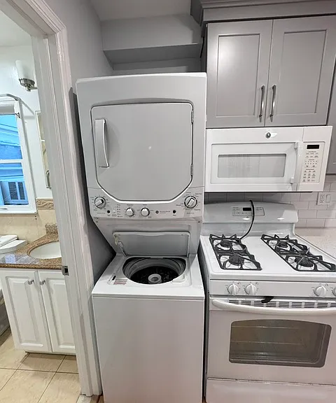 Washer/Dryer in unit