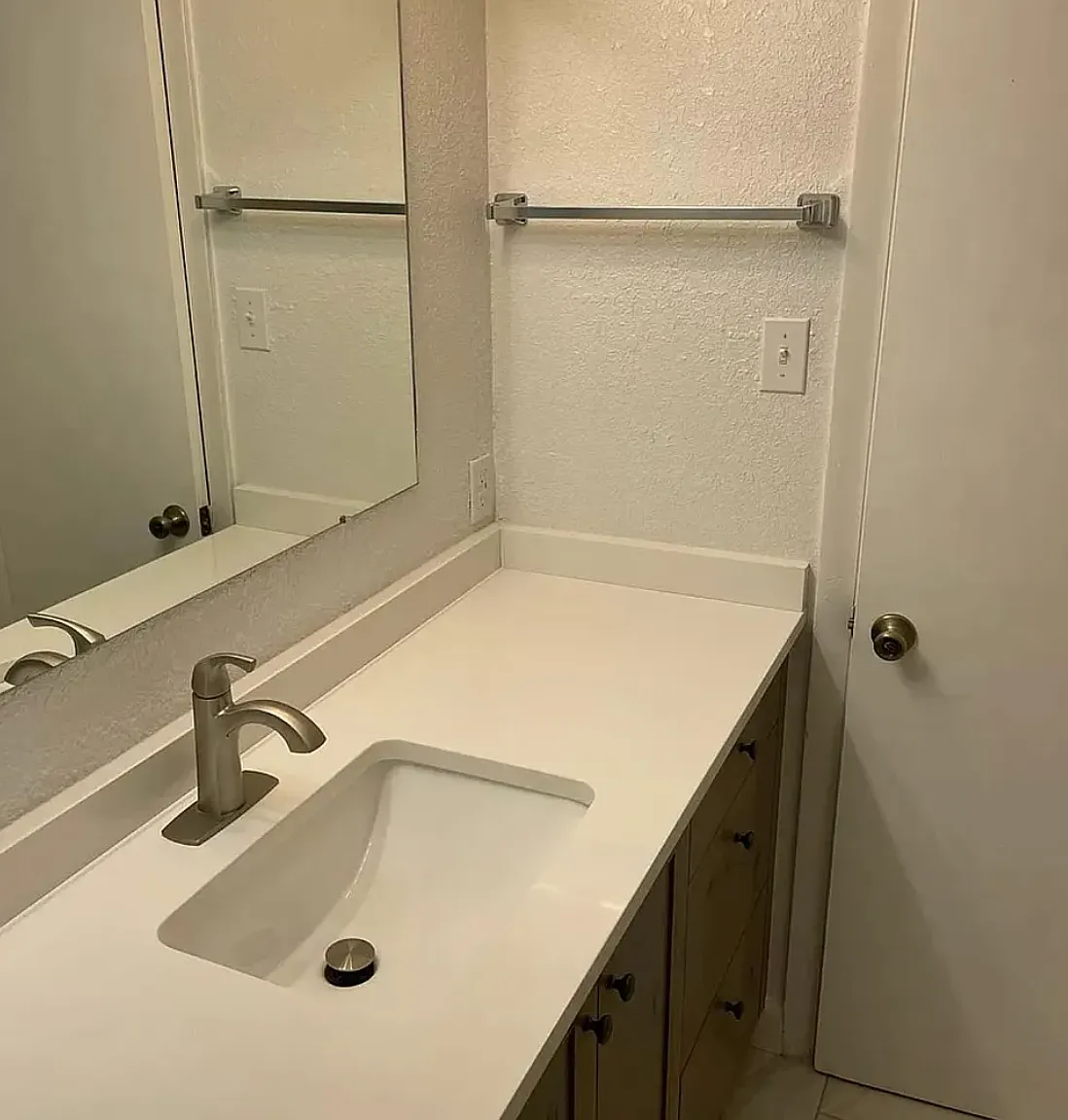 5 bed, 3.0 bath, 2000 sqft, $2,400 — Photo 3