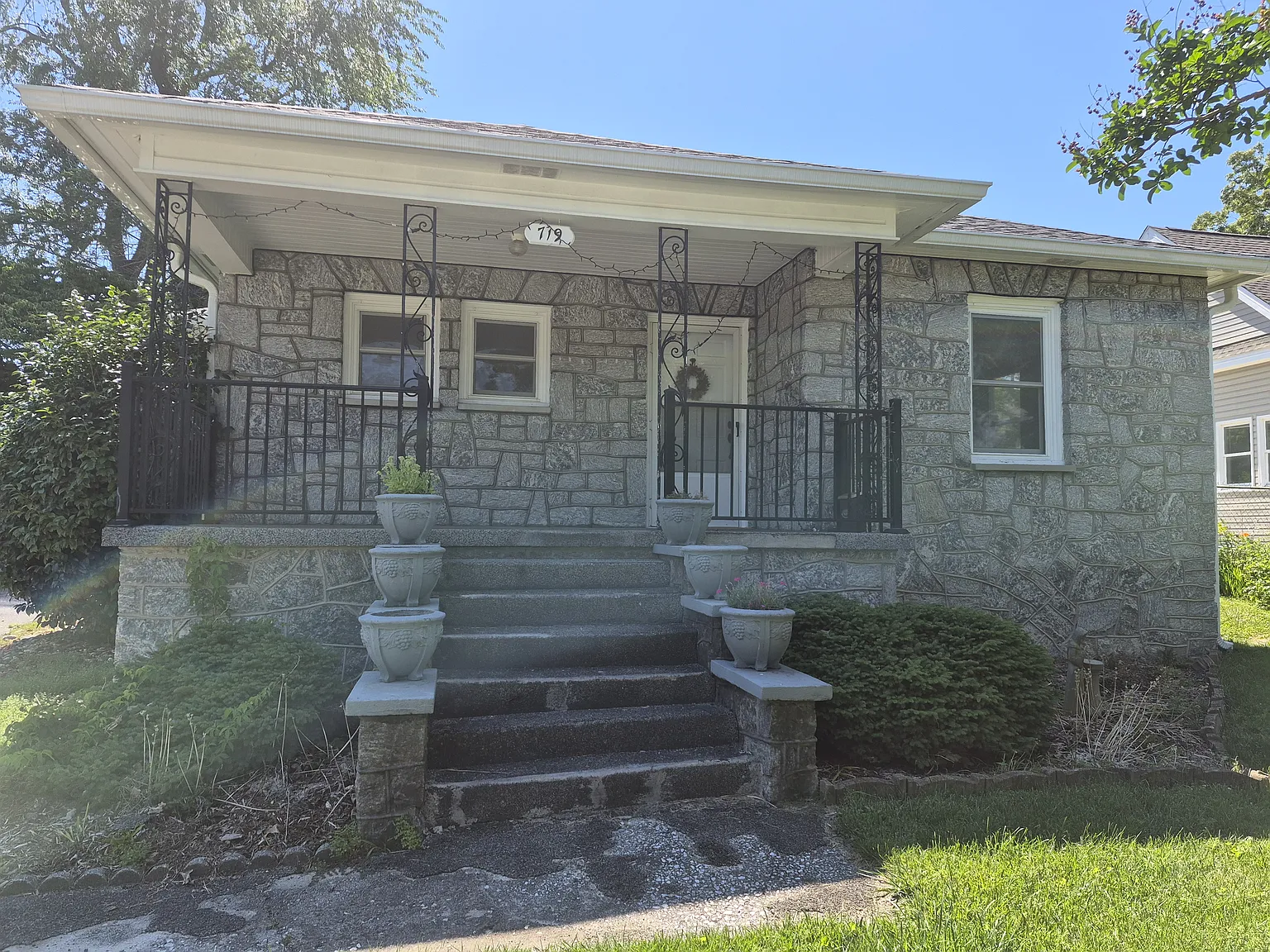 3 bed, 1200 sqft, $1,700 — Photo 1