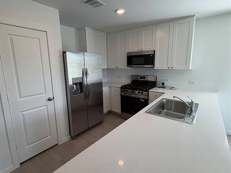 921 Woodhaven Lakes Dr — Photo 4