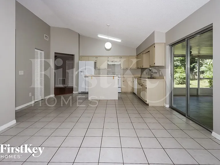 1401 SW Sudder Ave — Photo 6