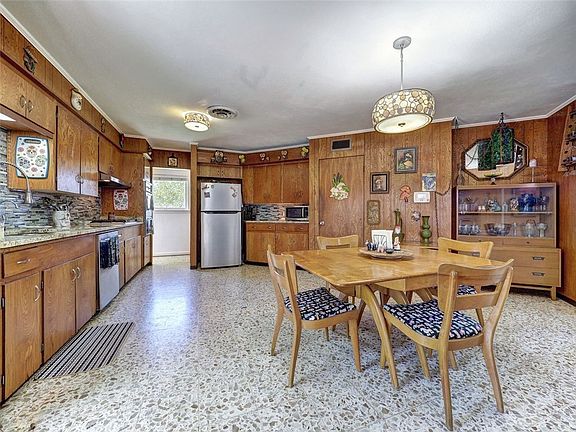 4th image of 202 Sunset Dr