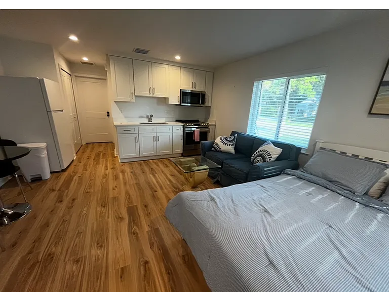 615 Azalea Ln #4B — Photo 4