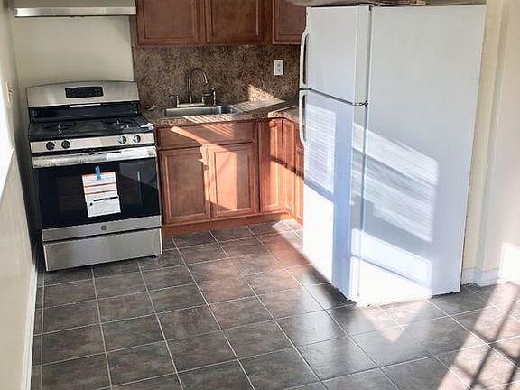2nd image of 380 Flagg Pl #2