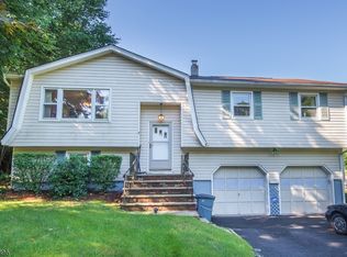 2 Ford Dr, Oak Ridge, NJ 07438