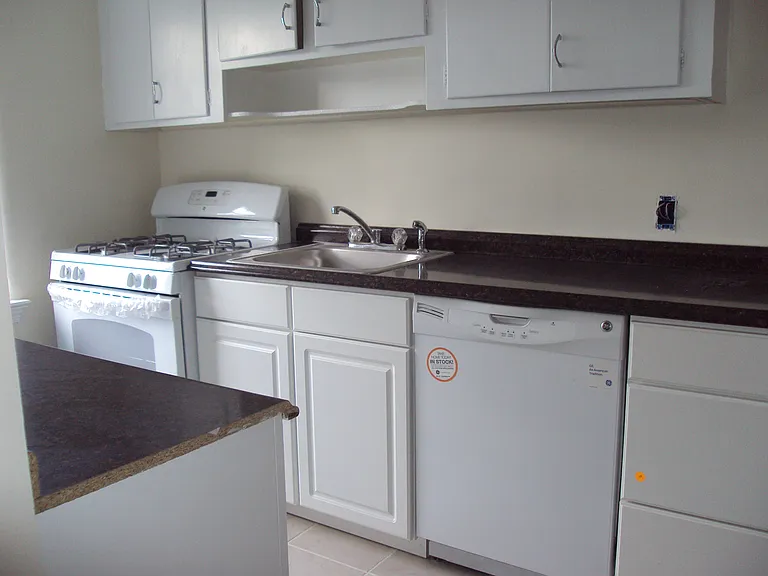 24 N Goodman St #3B — Photo 8
