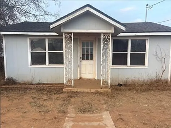114 E Salinas St, Dilley, TX 78017