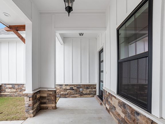 3rd image of 1933 W Huntsville Pl