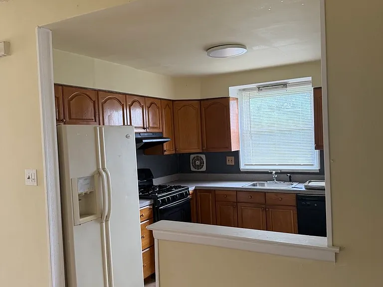 742 Greymont St — Photo 3