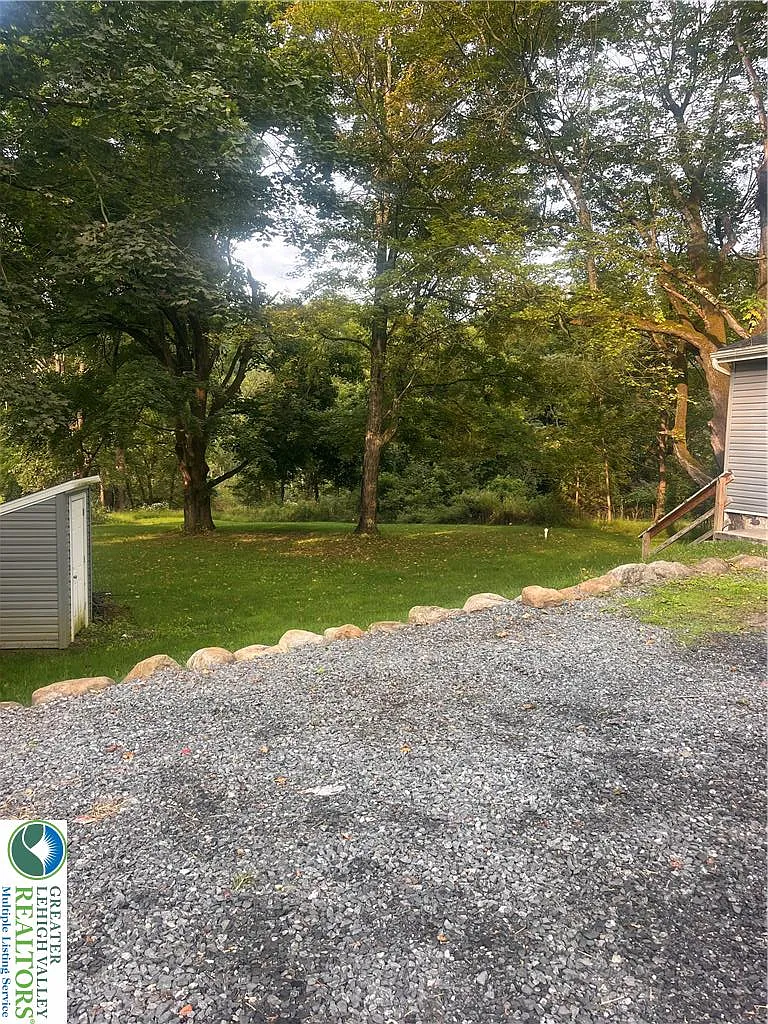 3 bed, 1.5 bath, 1328 sqft, $1,850 — Photo 2